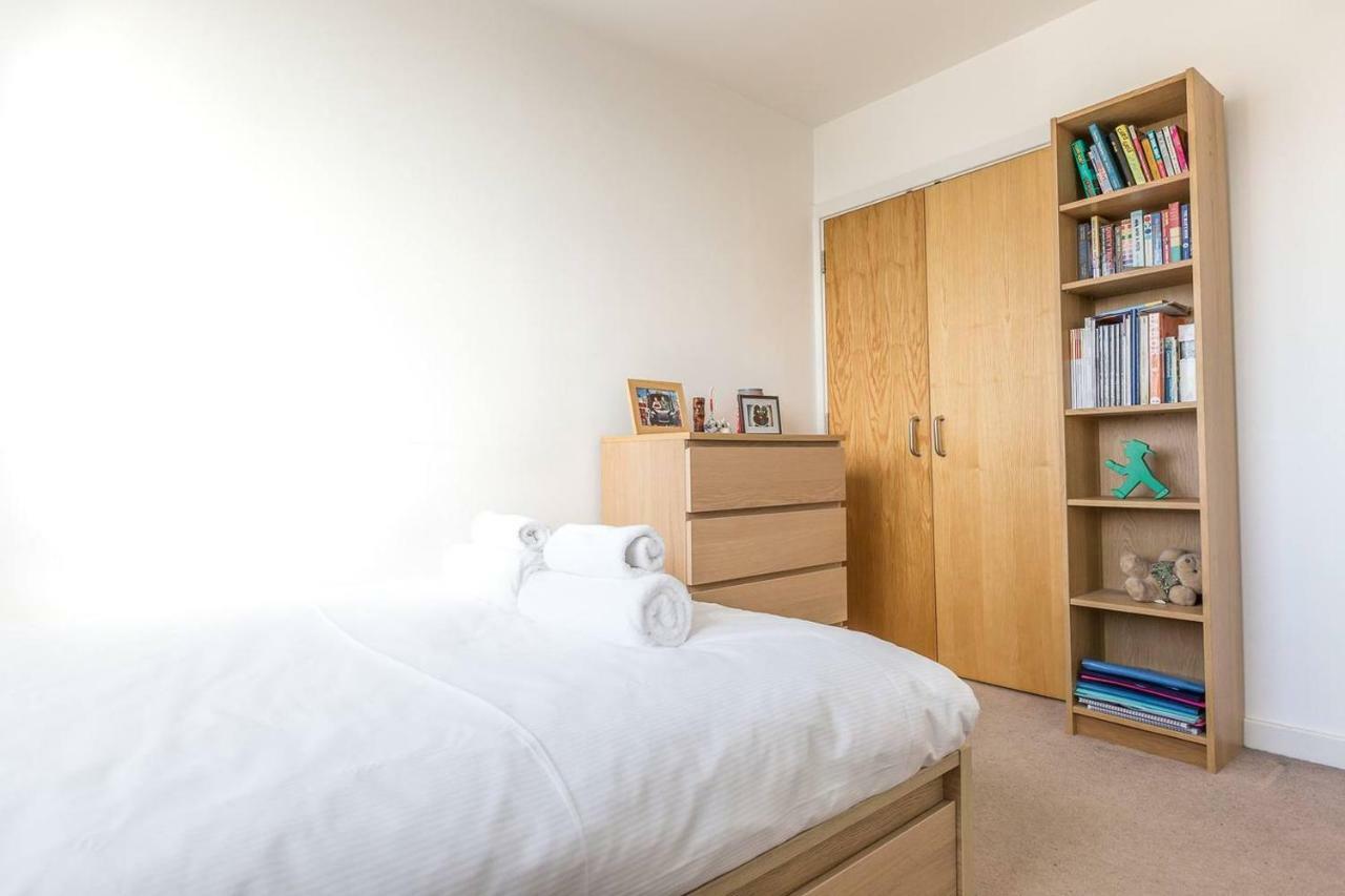 Modern 1 bedroom apartment in E1 with great views Londen Buitenkant foto