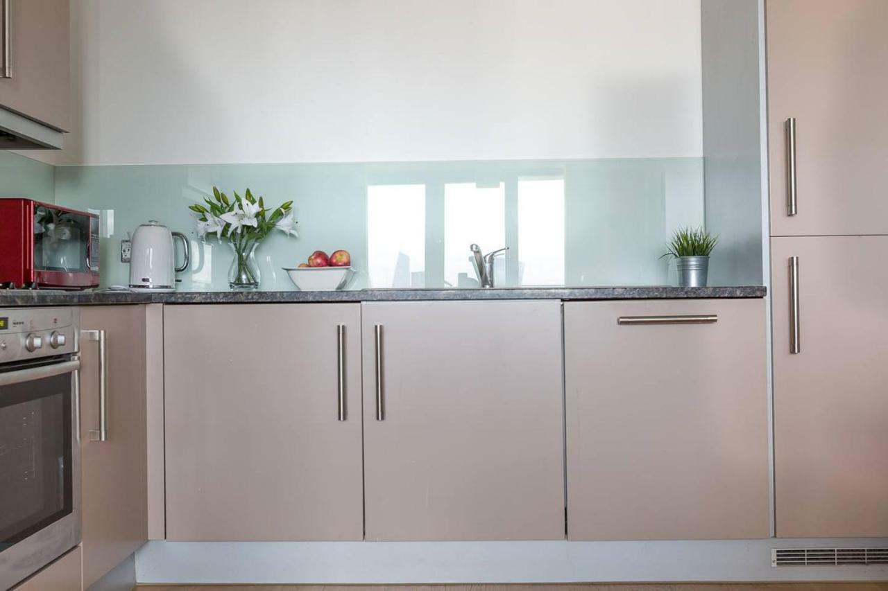 Modern 1 bedroom apartment in E1 with great views Londen Buitenkant foto