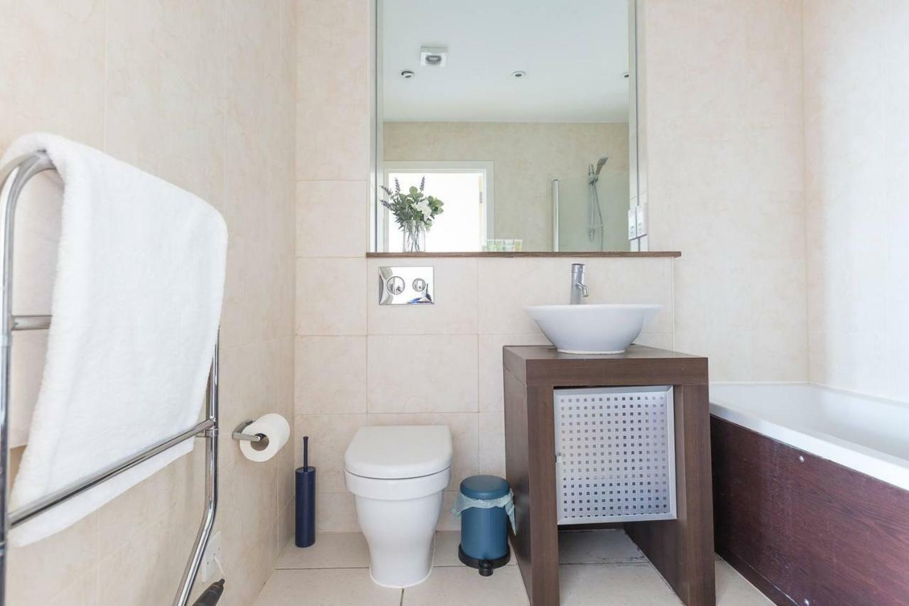 Modern 1 bedroom apartment in E1 with great views Londen Buitenkant foto