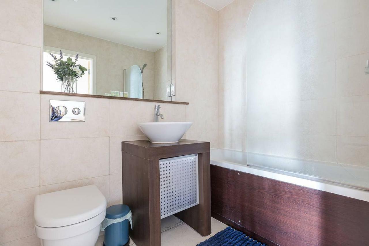 Modern 1 bedroom apartment in E1 with great views Londen Buitenkant foto