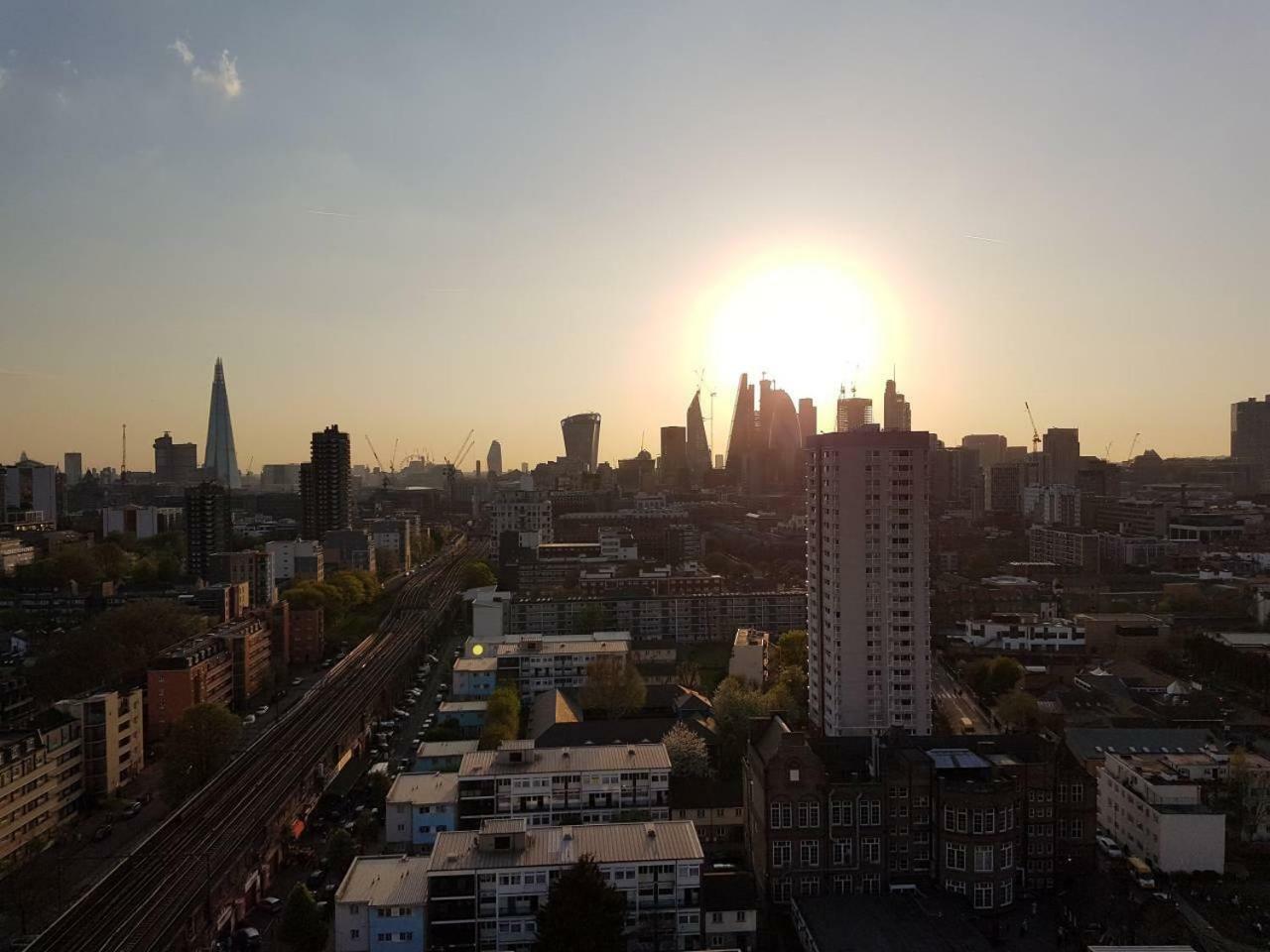 Modern 1 bedroom apartment in E1 with great views Londen Buitenkant foto