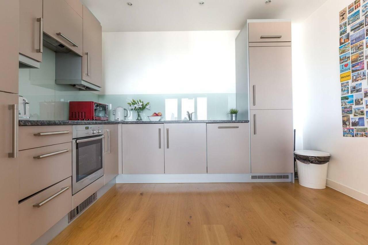 Modern 1 bedroom apartment in E1 with great views Londen Buitenkant foto