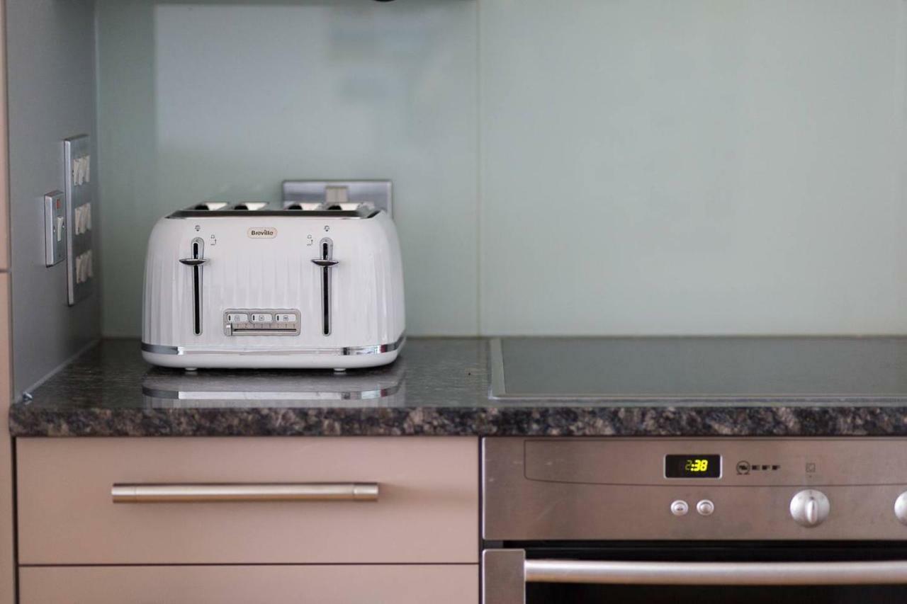 Modern 1 bedroom apartment in E1 with great views Londen Buitenkant foto